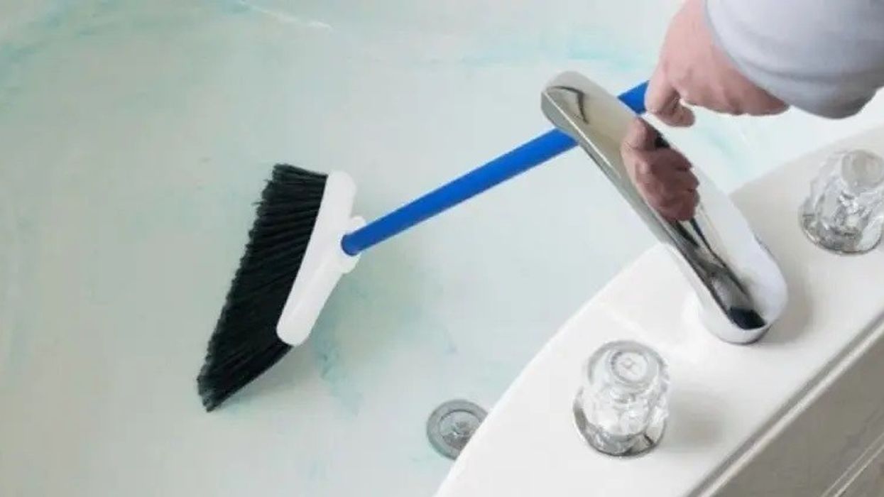 Nuk ju duhen kimikate: Mënyra që do ta bëjë banjën tuaj të shkëlqejë si e re