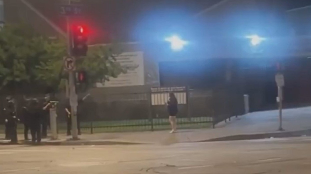 Policia qëllon gruan në derën e shtëpisë me plumb gome në Los Angeles