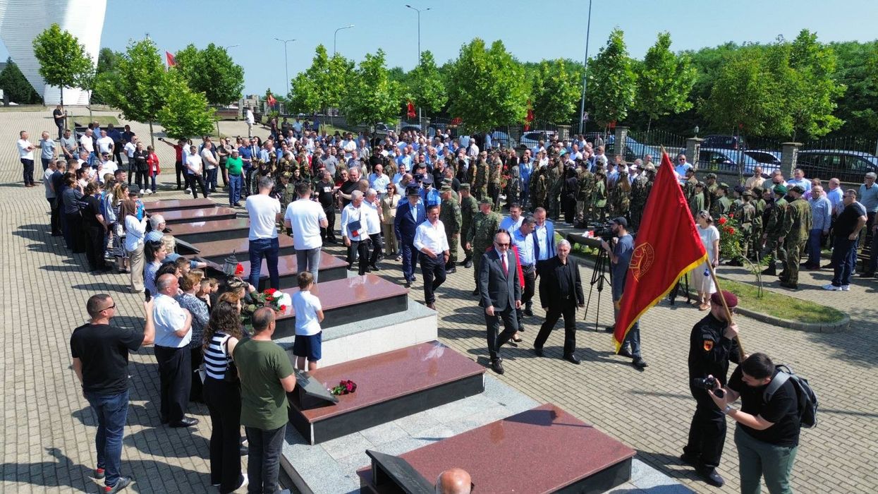 Prizreni nis shënimin e 26-vjetorit të çlirimit me homazhe në varrezat e dëshmorëve në Landovicë