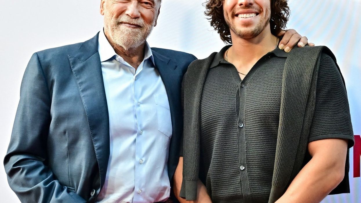 Arnold Schwarzenegger solli djalin jashtëmartesor në premierën e serialit "Fubar"