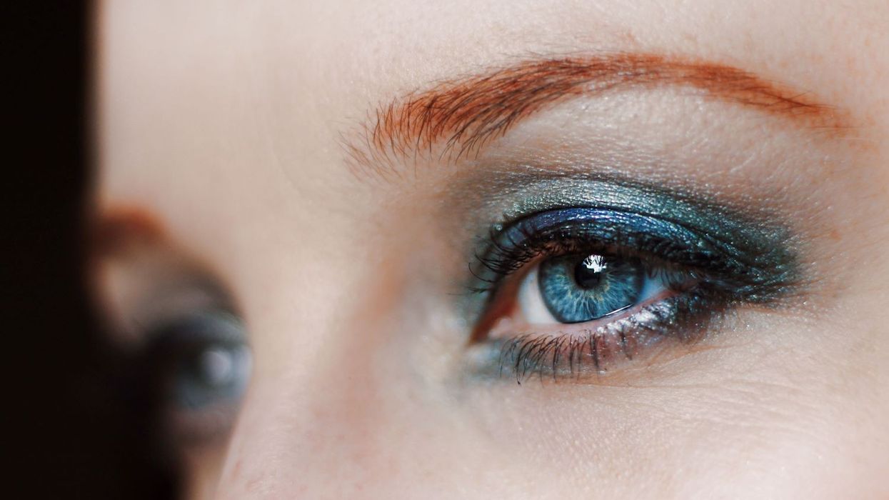 Pesë mënyra për të nxjerrë në pah sytë tuaj në mënyrë të përsosur me ngjyrën blu