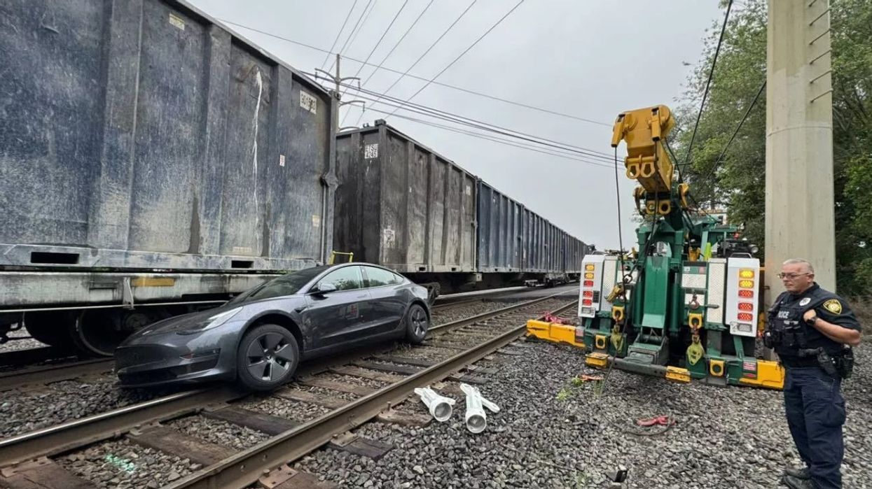 Shoferi fajëson “Full Self-Driving” pasi Tesla del mbi shina dhe 'përplaset' nga një tren