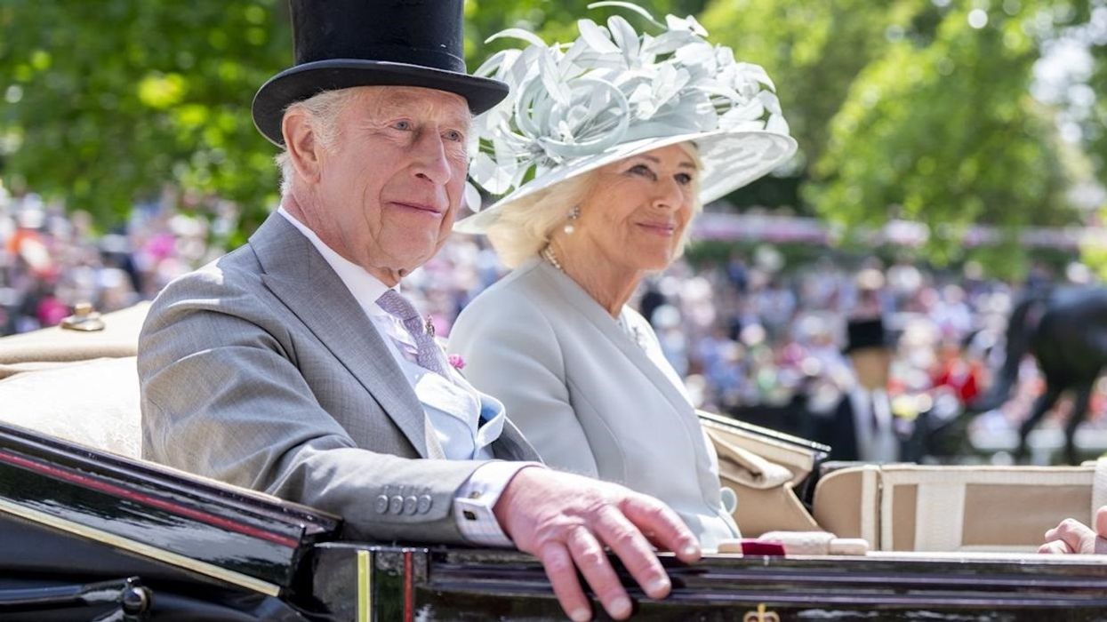 Mbretëresha Camilla mahnit në hapjen e garave me një kapelë si zog parajse