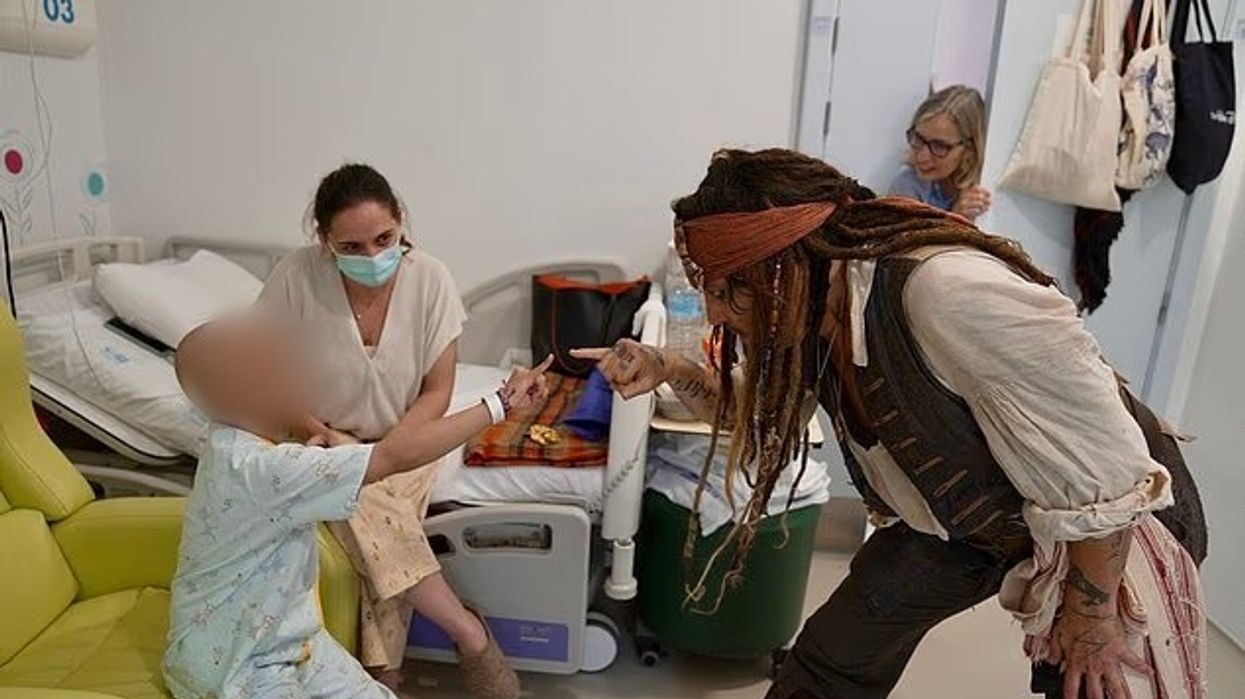 Johnny Depp vizitoi fëmijët në një spital spanjoll, me energji pozitive, ai u solli buzëqeshje në fytyrat e tyre