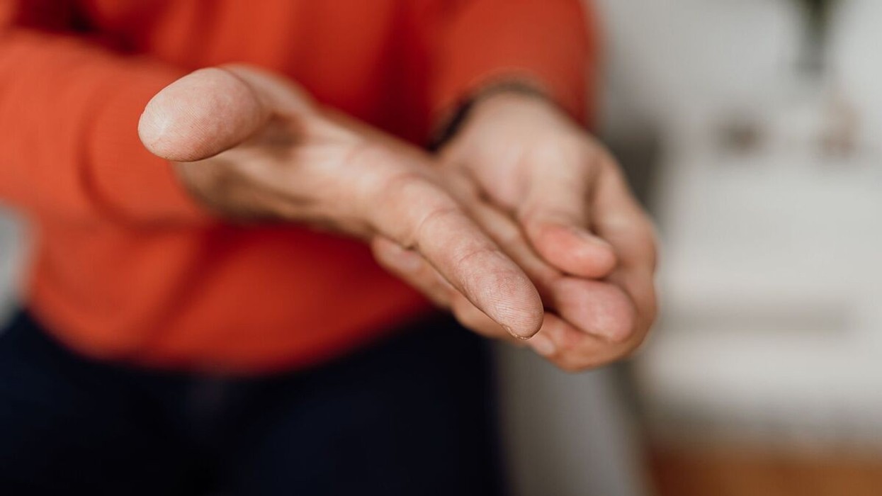 Po ju ënjten duart dhe gishtat? Mund të keni një “sëmundje të heshtur” që po e dëmton ngadalë organizmin tuaj