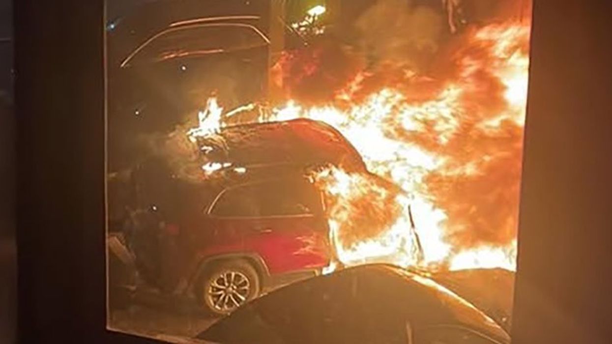 Përfshihen nga flakët disa vetura në Breg të Diellit në Prishtinë