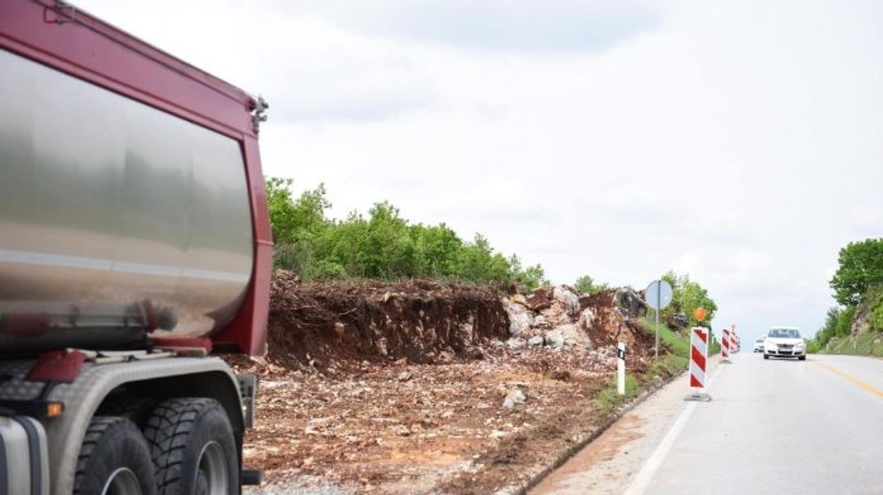 Qytetarët të lodhur me gjendjen e rrugës Kijevë-Dollc, mirëpresin nisjen e asfaltimit
