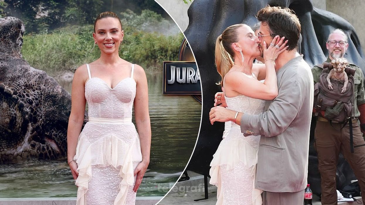 Scarlett Johansson shkëlqen në premierën e “Jurassic World Rebirth” dhe ndan një tjetër puthje me Jonathan Bailey
