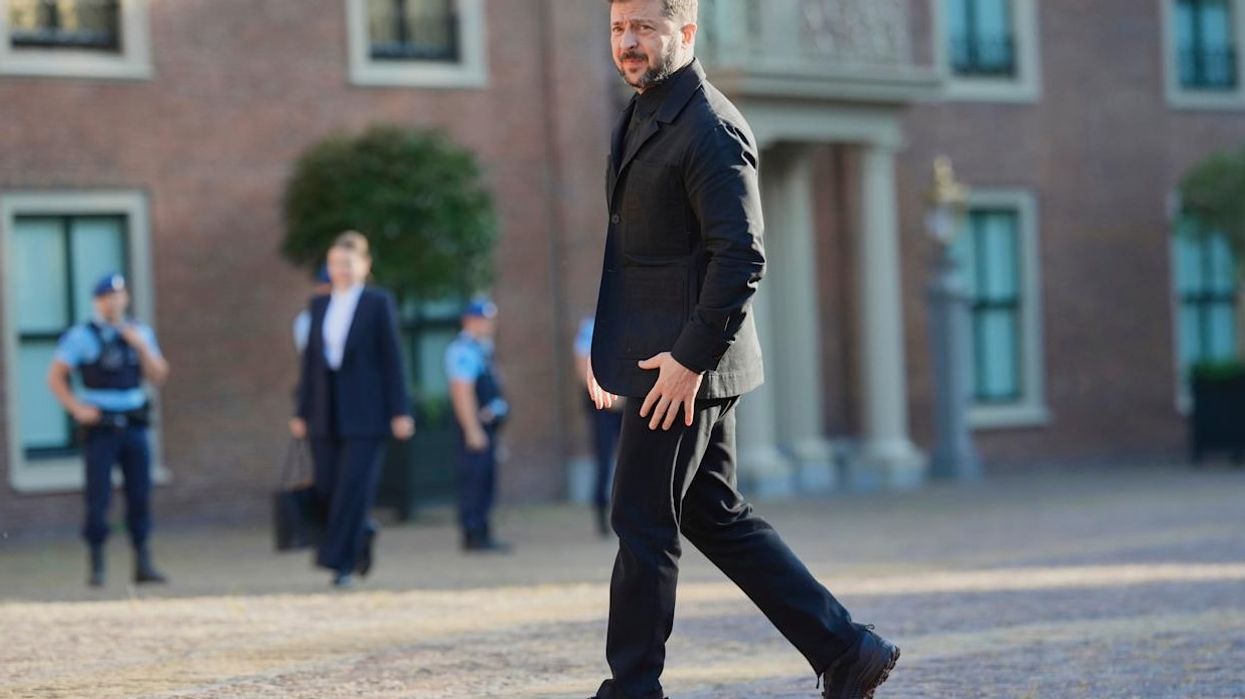 Për herë të parë nga fillimi i pushtimit rus në Ukrainë, Zelensky shfaqet në samitin e NATO-s i veshur me kostum të zi