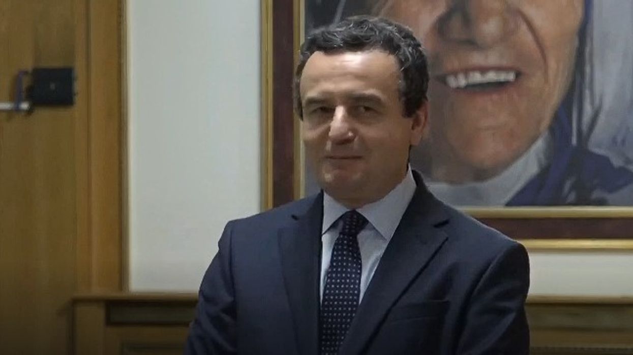 "Ma gjeni një tjetër shtet në Evropë ku partia e parë është më e madhe se e dyta dhe treta bashkë", Kurti sfidohet dhe vihet në siklet para gazetarëve