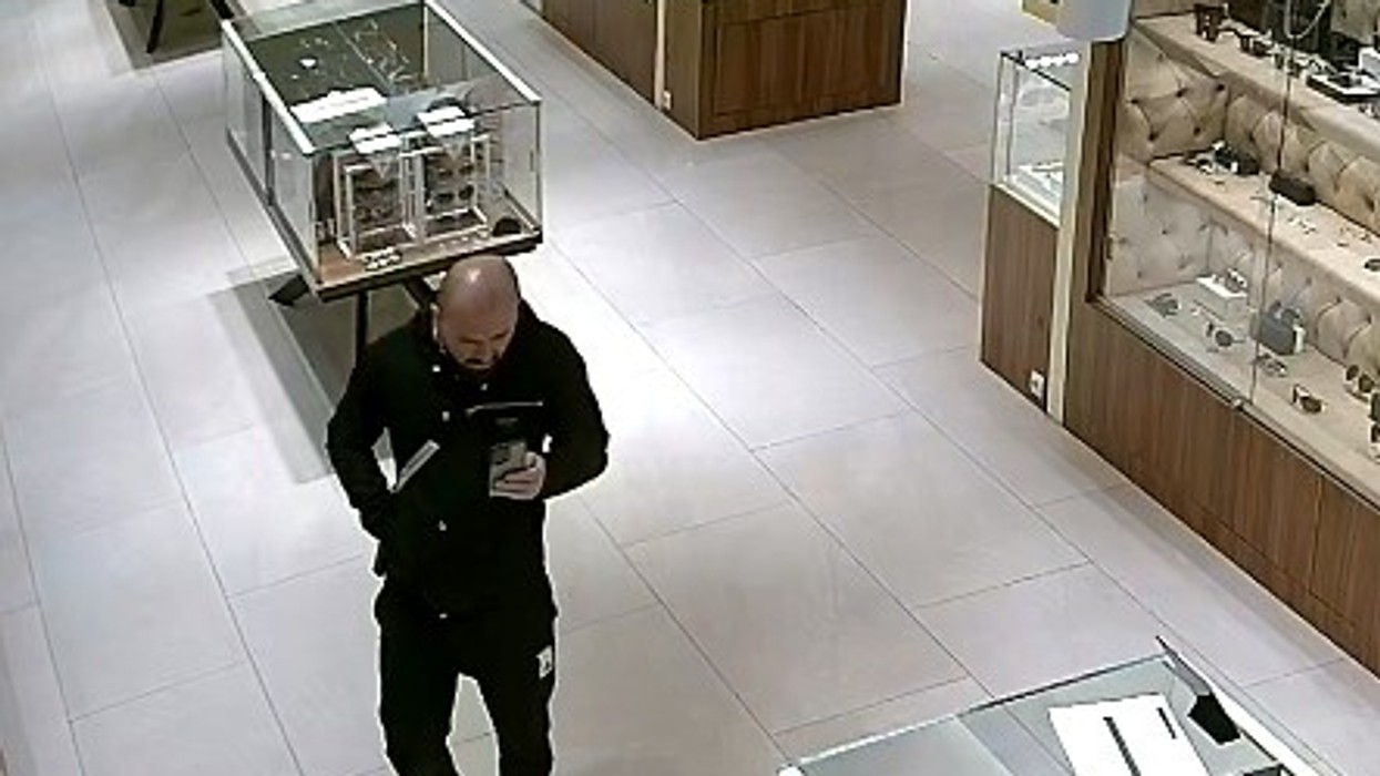 Policia në kërkim të një personi, publikon fotografinë e të dyshuarit
