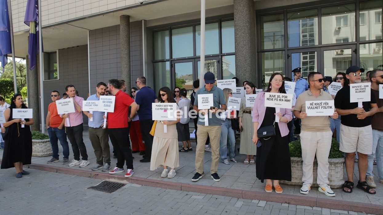 "Institucionet nuk janë për pazare, boll”- aktivistët e shoqërisë civile protestojnë para Kuvendit