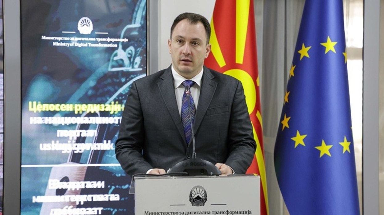 Andonovski: Maqedonia e Veriut drejt heqjes së roamingut me BE-në, qytetarët pritet të paguajnë si në vendin e tyre Andonovski: Maqedonia e Veriut drejt heqjes së roamingut me BE-në, qytetarët pritet të paguajnë si në vendin e tyre