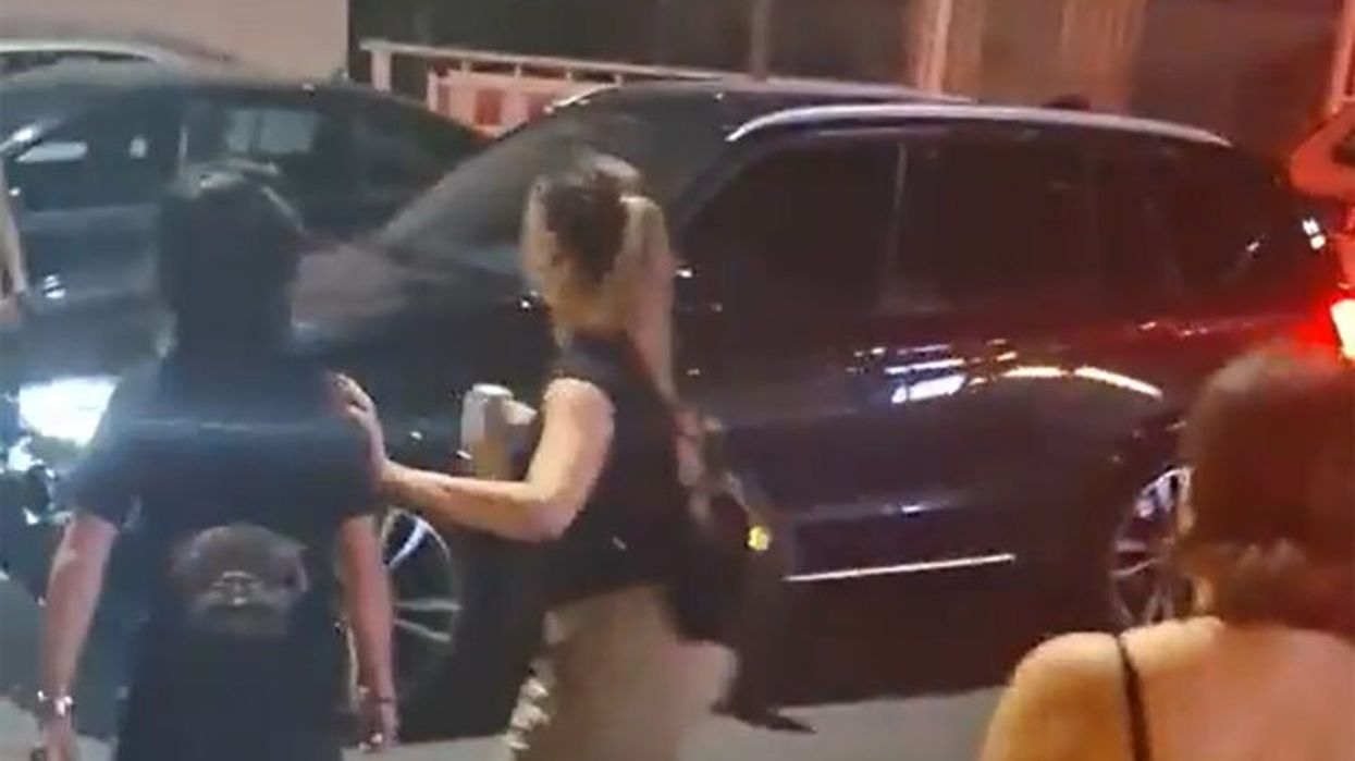 Qytetarët serbë njohin policen që keqtrajtoi studenten në Fakultetin Juridik, shikoni si u prit nga turma para stacionit në Beograd