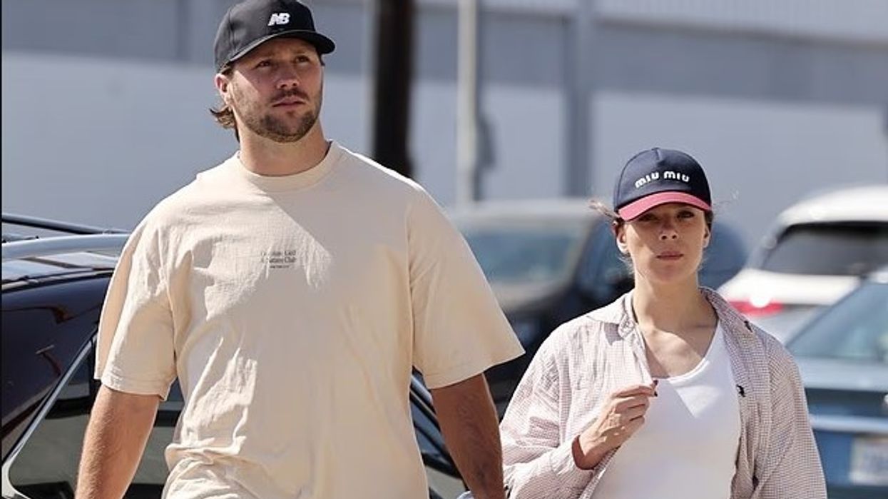 Hailee Steinfeld tregon unazën e martesës pas dasmës sekrete me yllin e NFL, Josh Allen