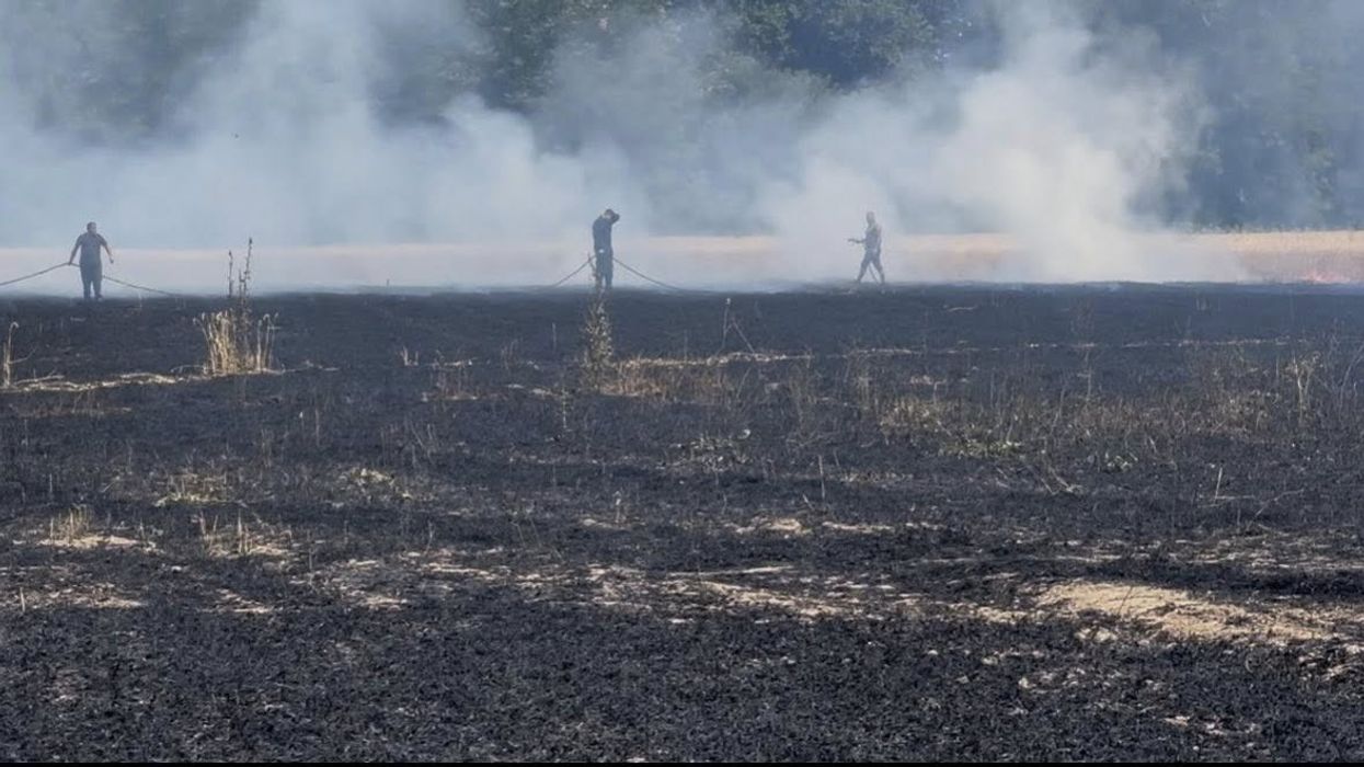 Zjarrfikësit shuajnë zjarrin në fushat e grurit në Ramoc të Gjakovës