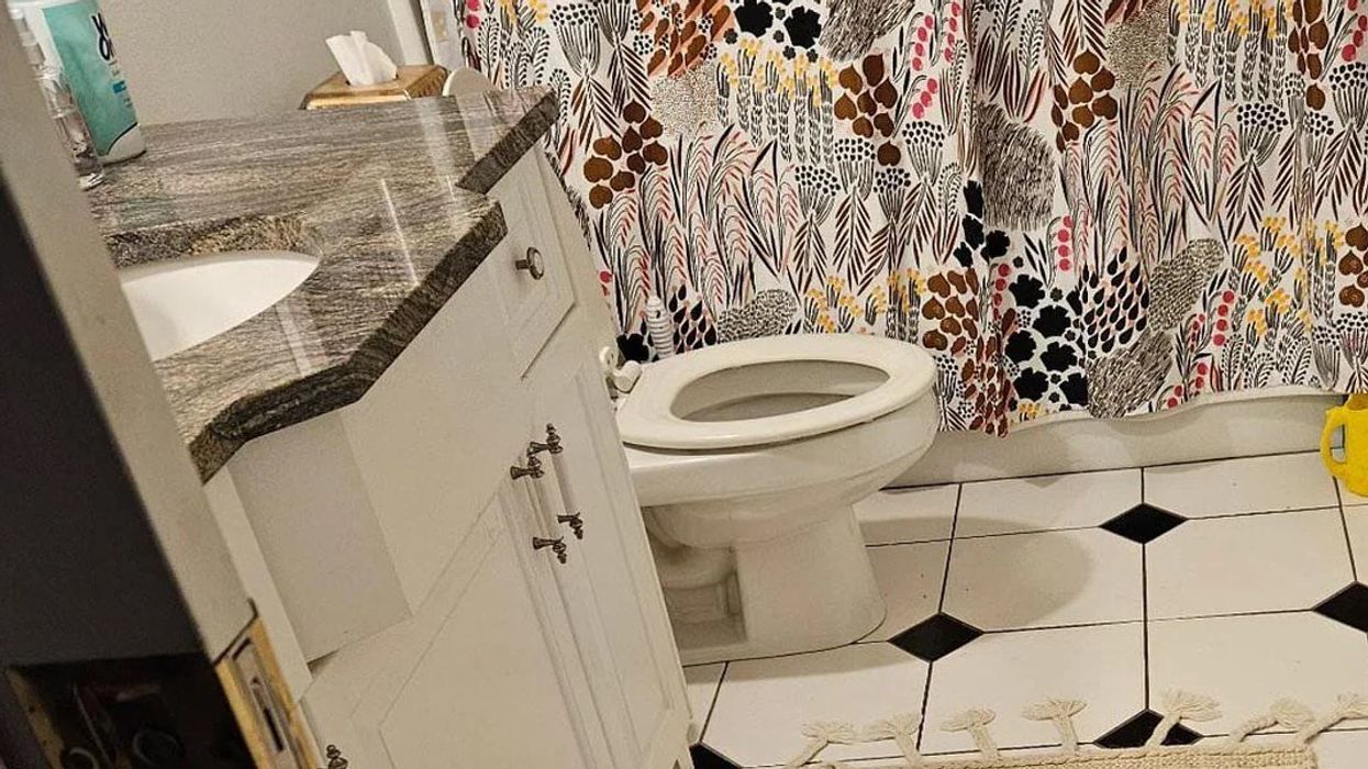 Burri kalon dy ditë duke kërkuar portofolin e humbur, a mund ta gjeni në më pak se 20 sekonda në banjo?