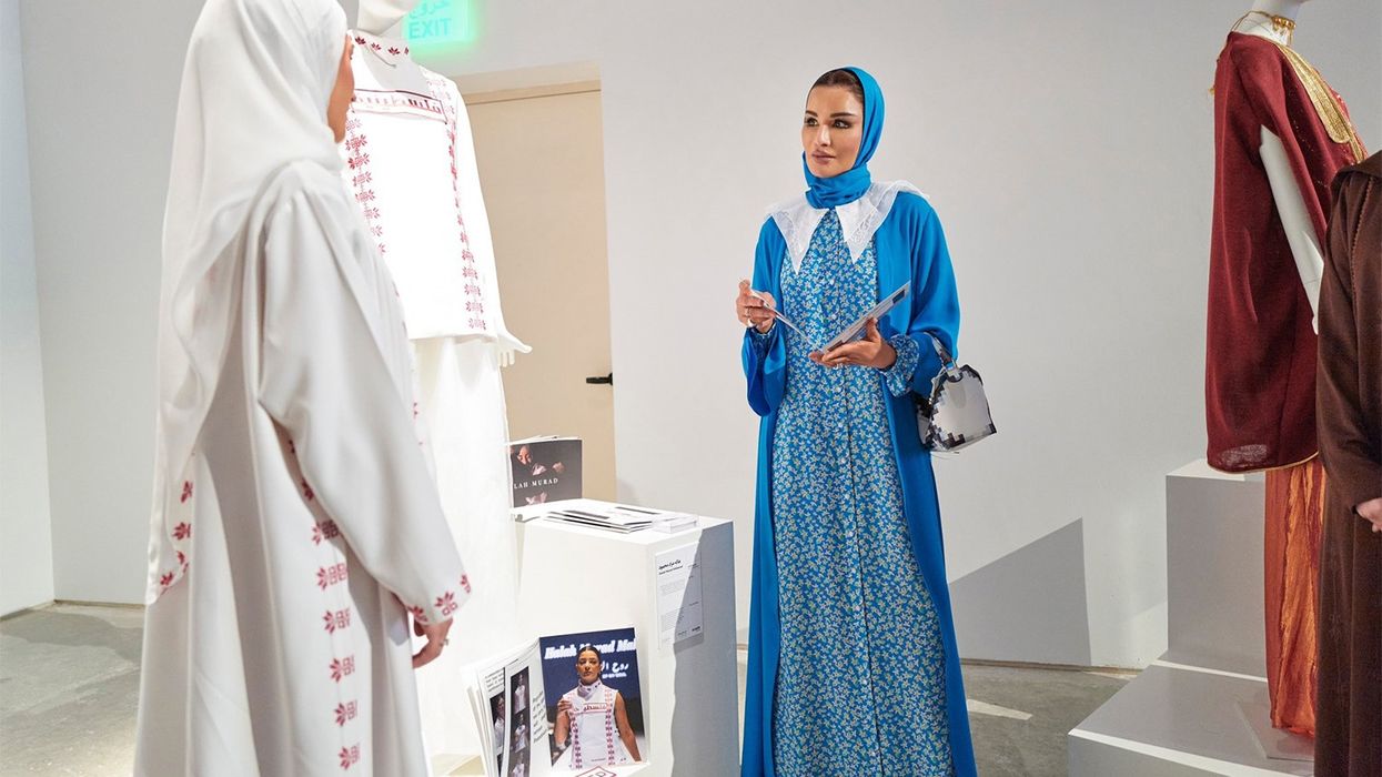 Sheikha Moza, në moshën 65-vjeçare, mahniti në ekspozitën e dedikuar modës