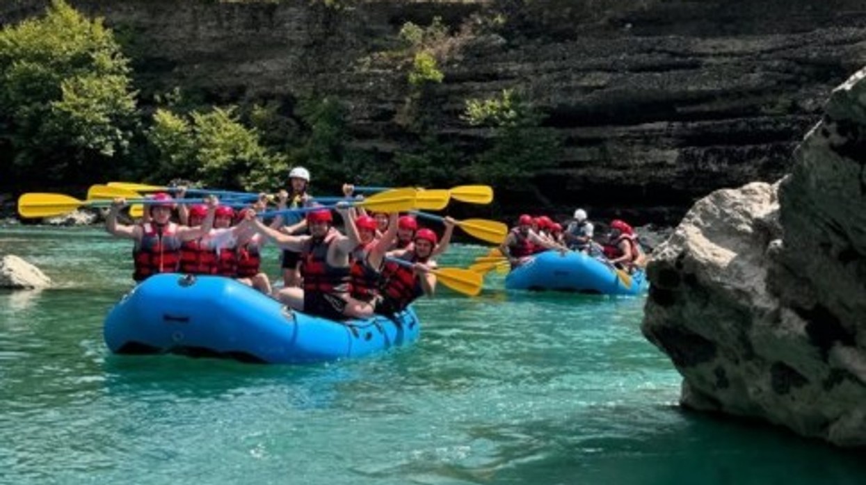 Rafting në Vjosë, përvojë unike për të apasionuarit pas aventurës