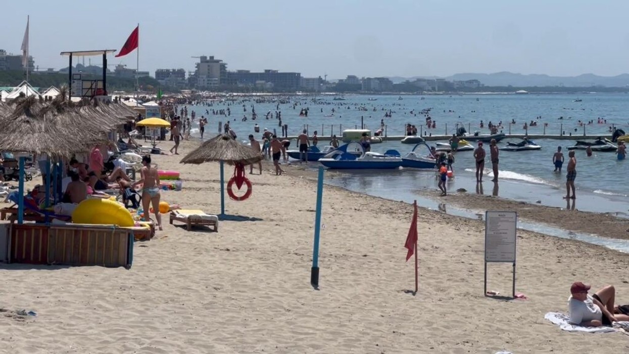 Fluks turistësh në bregdetin e Durrësit, shtohen të huajt që vizitojnë Shqipërinë
