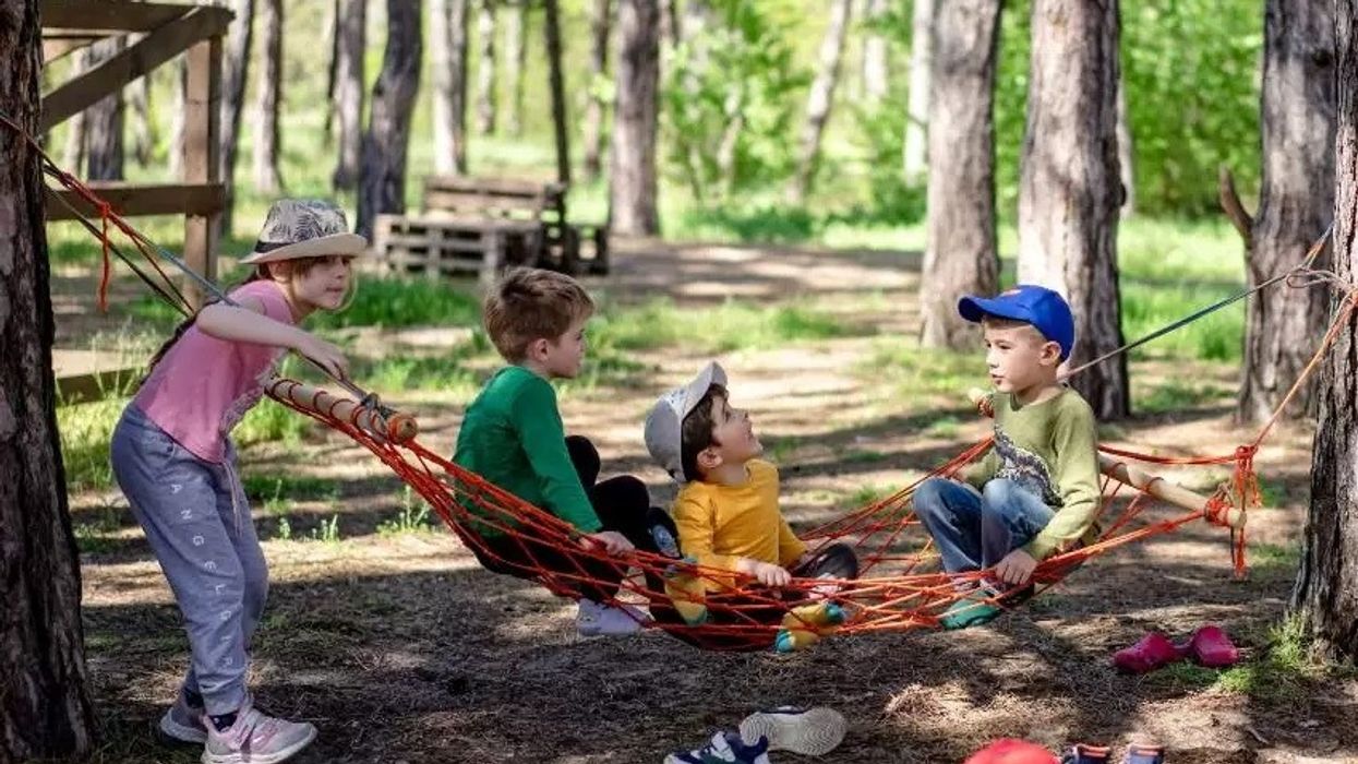 Lërini fëmijët të luajnë vetëm jashtë: Pse është e rëndësishme të mos jenë gjithmonë nën mbikëqyrje