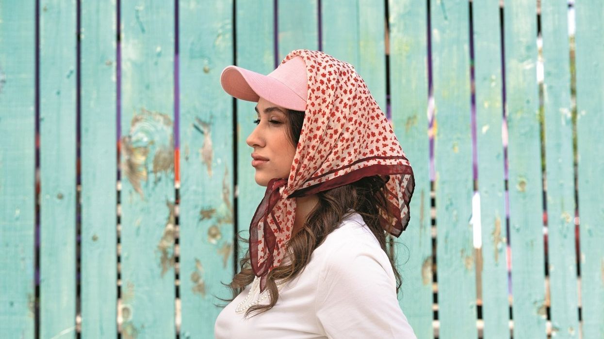 Shamia në qendër të vëmendjes: Ky aksesor i thjeshtë po dominon pistat, rrugët dhe rrjetet sociale