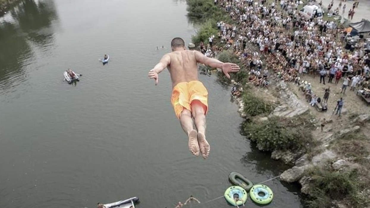 Diskualifikohet garuesi kosovar në Mal të Zi pasi bëri simbolin e shqiponjës dykrenare