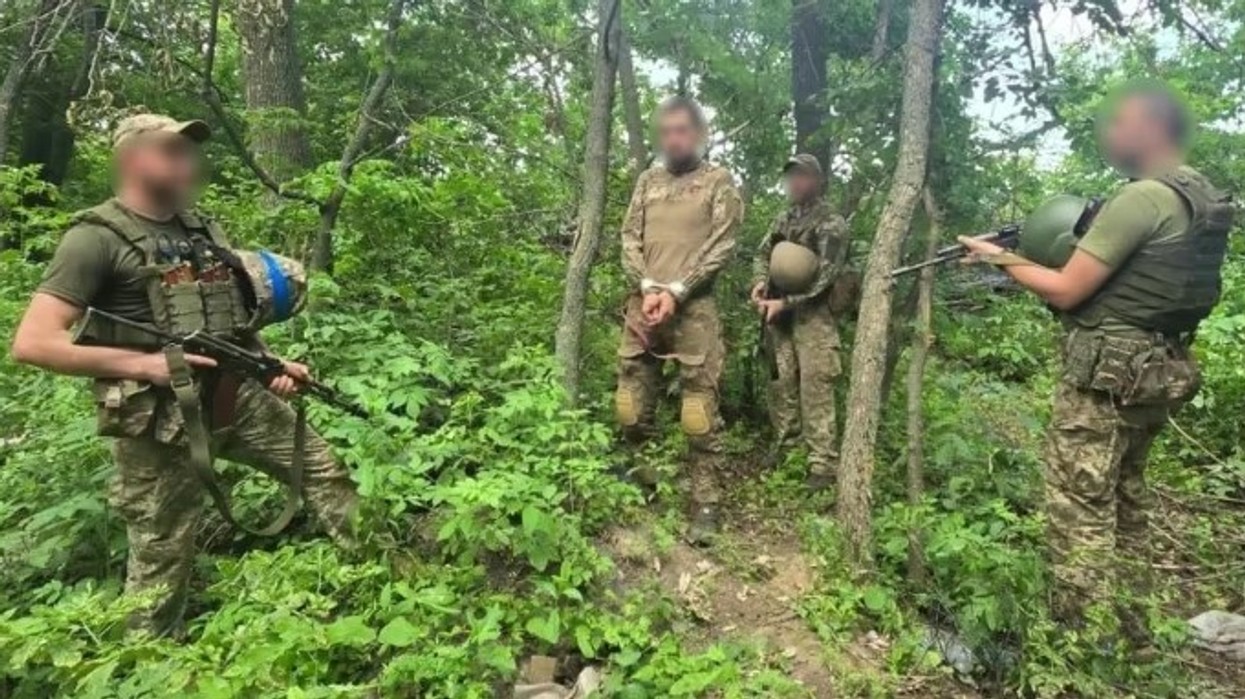 Ukrainasit zënë rob lufte një ushtar rus në Kursk