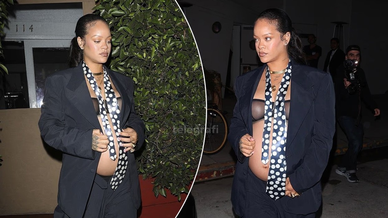 Rihanna shfaq barkun e rrumbullakosur me të brendshme transparente dhe varëse me emrat e djemve, ndërsa pret fëmijën e tretë