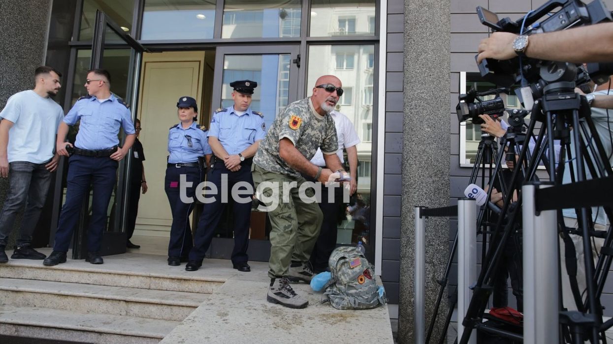 “Ky bostan ka zemër, e Albin Kurti ia ka hëngër” – qytetari proteston para Kuvendit të Kosovës