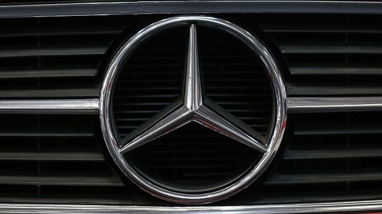 Mercedes-Benz “tërheq” 223,000 furgonë për shkak të rrezikut nga airbag-u