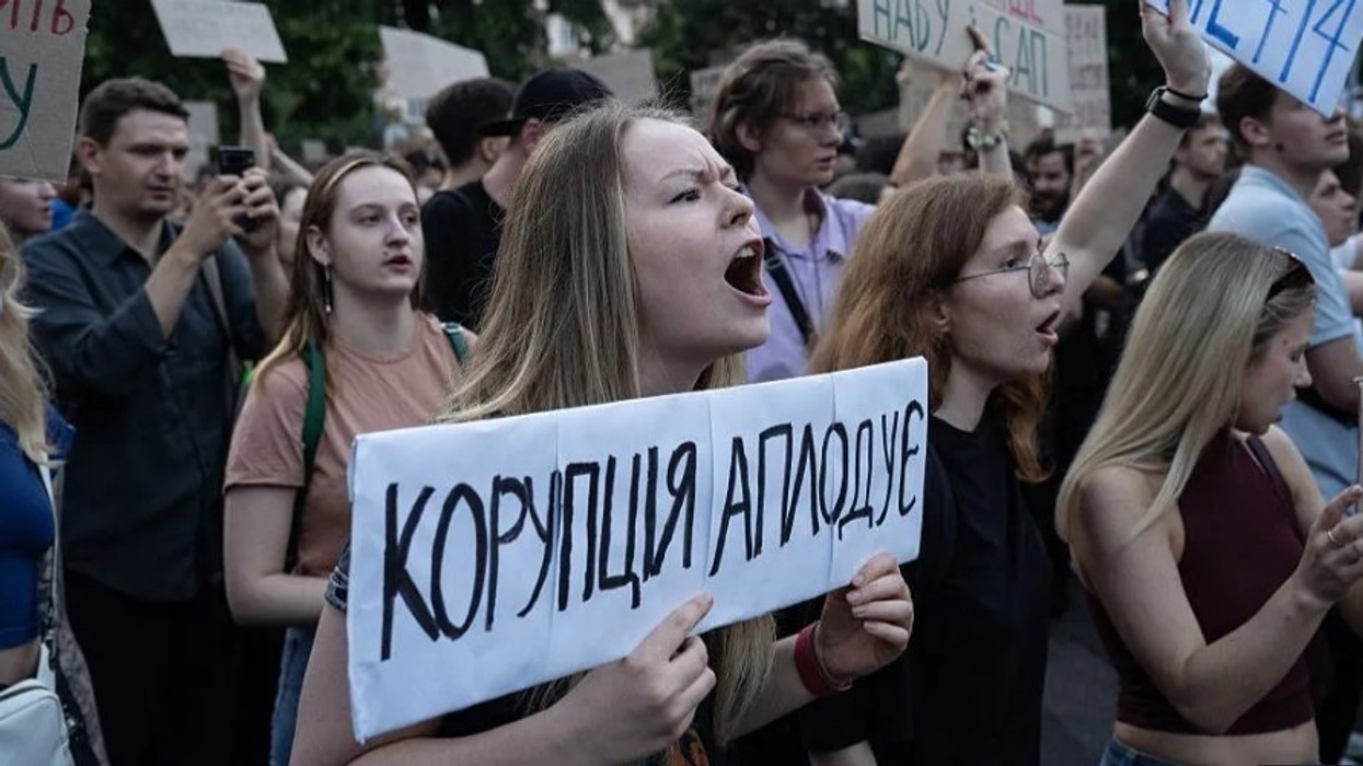 Zelensky nënshkruan ligjin kontrovers, shpërthejnë protestat më të mëdha që nga fillimi i luftës