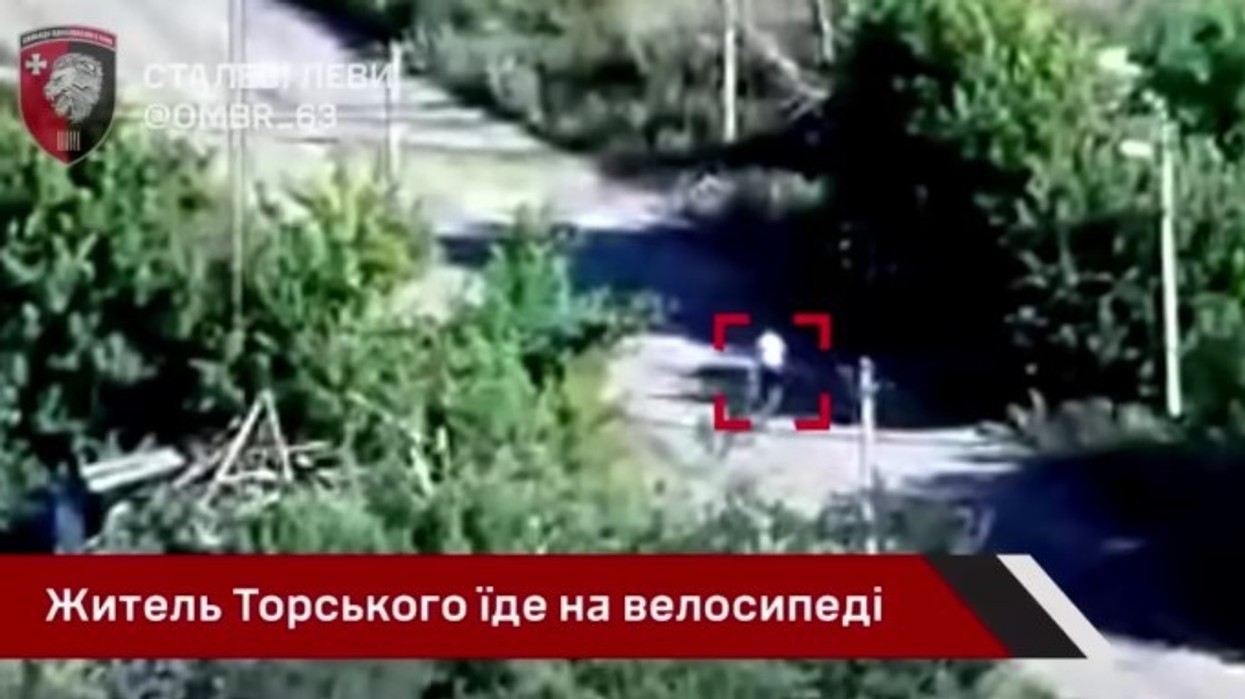 Rusët vrasin civilin në biçikletë, ukrainasit hakmerren menjëherë për këtë krim – pamje nga droni