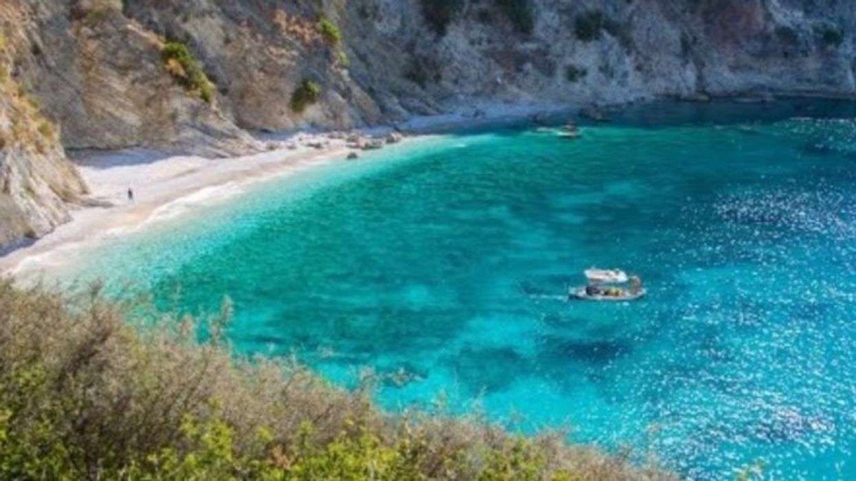 Ngjarje e rëndë në Himarë, humbë jetën një 23-vjeçare holandeze pasi bie nga shkëmbi - lëndohet një turiste franceze