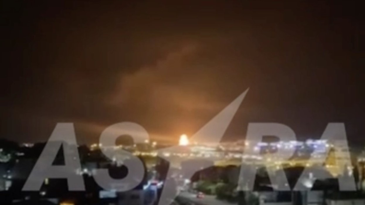 Rafineria e Lukoil në flakë pasi dronët ukrainas goditën një vend nafte ruse pranë Soçit