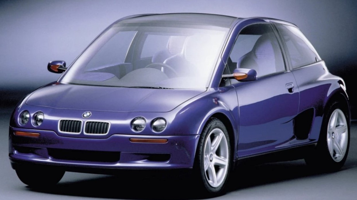 Vetura sekrete e qytetit e BMW-së, me shofer dhe motor në mes