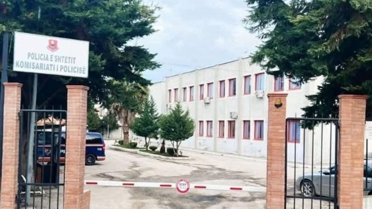 Akuzohet për kultivim të bimëve narkotike dhe vjedhje të energjisë, 54-vjeçarja e arrestuar në Kavajë pritet të ekstradohet në Spanjë