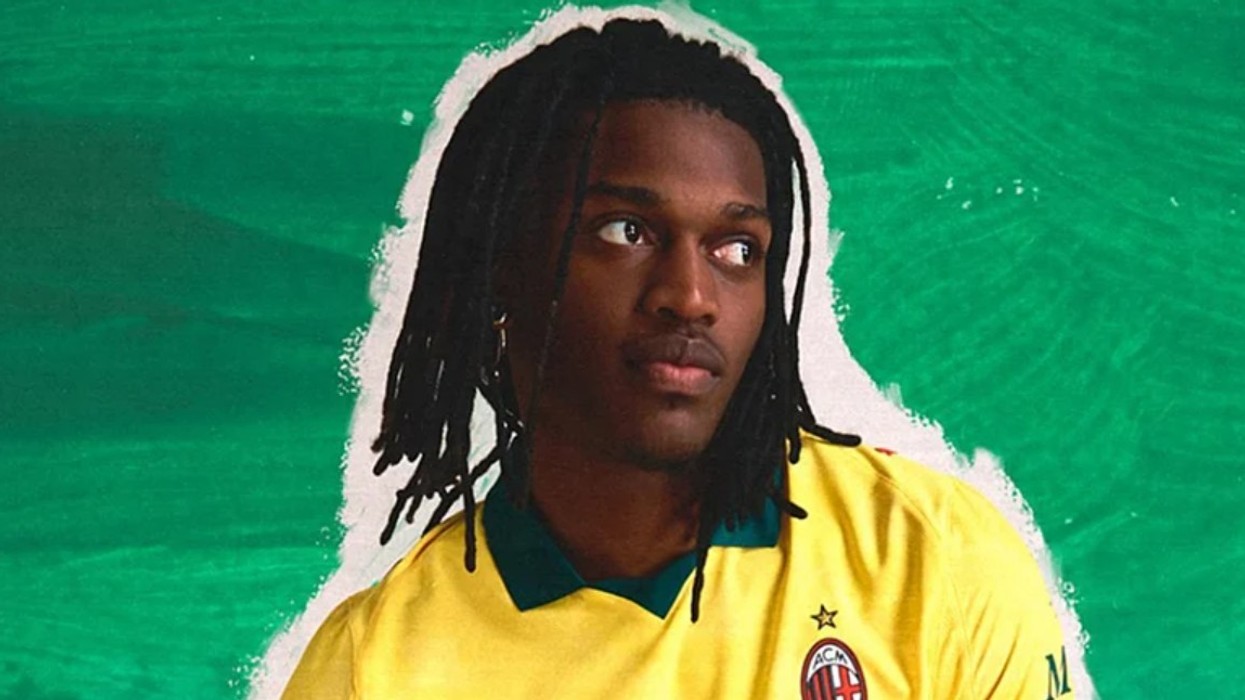 Milani prezanton fanellën e re dhe i befason të gjithë, u kujton tifozëve Brazilin