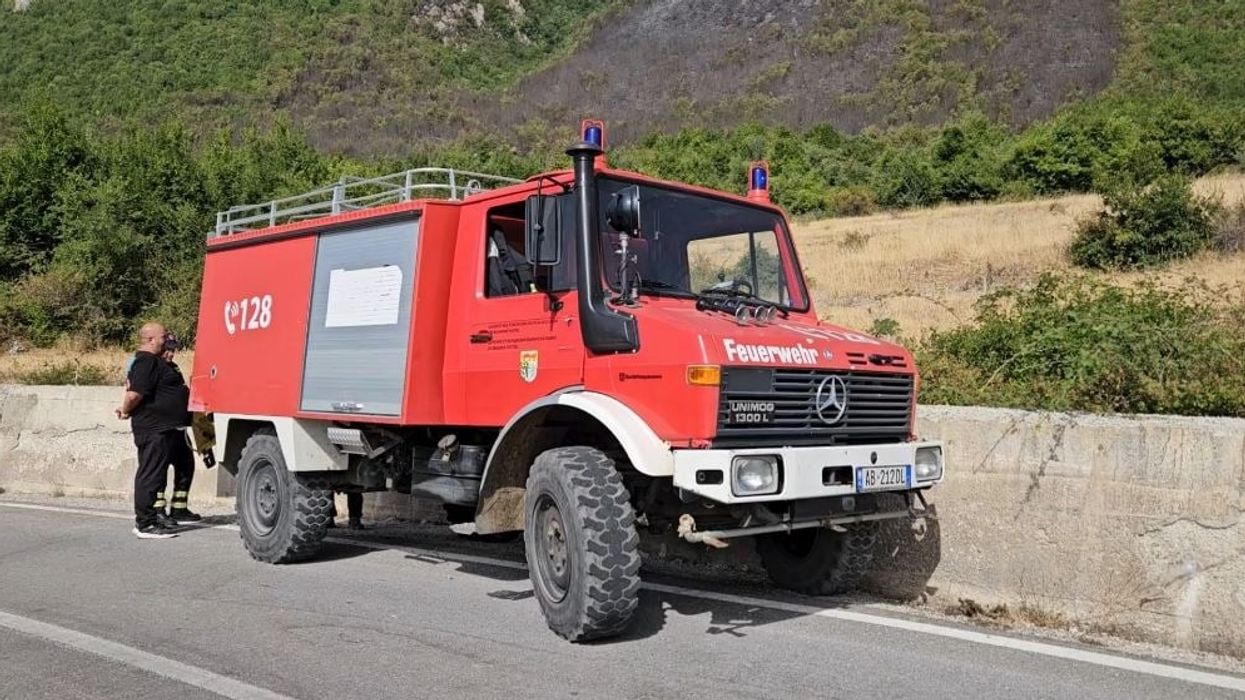 Zjarri në Pustec, terreni i vështirë dhe era sfidojnë përpjekjet për shuarjen e flakëve, mbi 75 forca në operacion