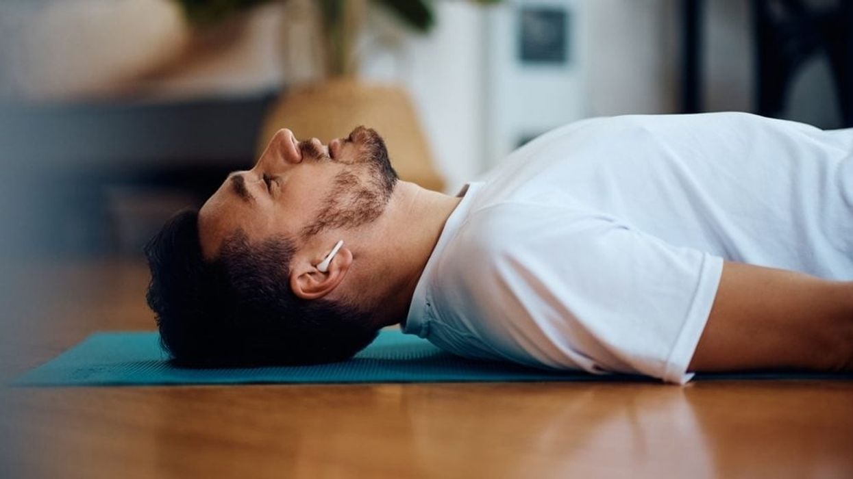 Duket e çuditshme, por funksionon: Shtrirja në dysheme mund të jetë ilaç për qëndrimin e gjatë ulur në punë