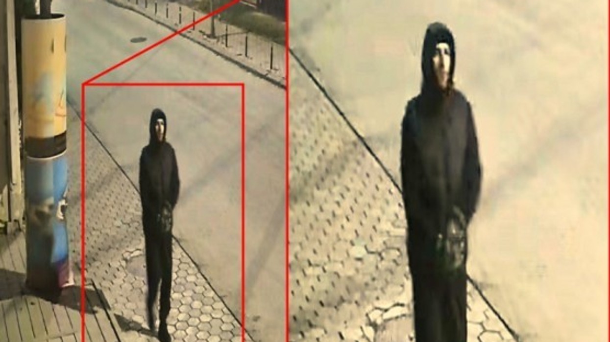 Policia kërkon ndihmën e qytetarëve për identifikimin e një personi të dyshuar për zjarrvënie në Mitrovicë