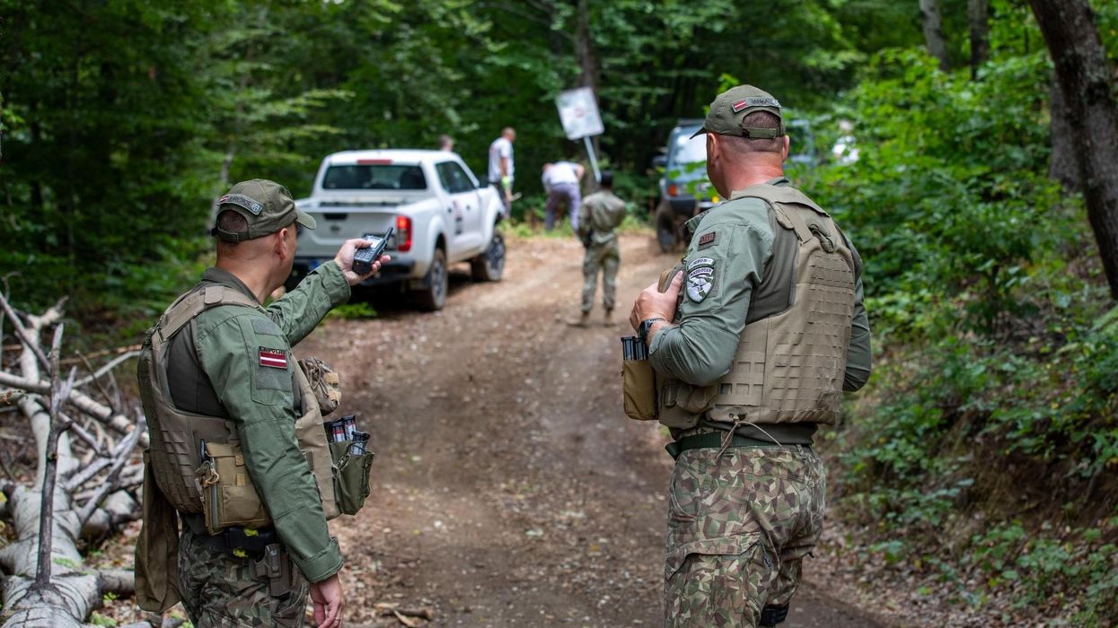 KFOR-i vendos shenja të reja sinjalizuese përgjatë kufijve të Kosovës