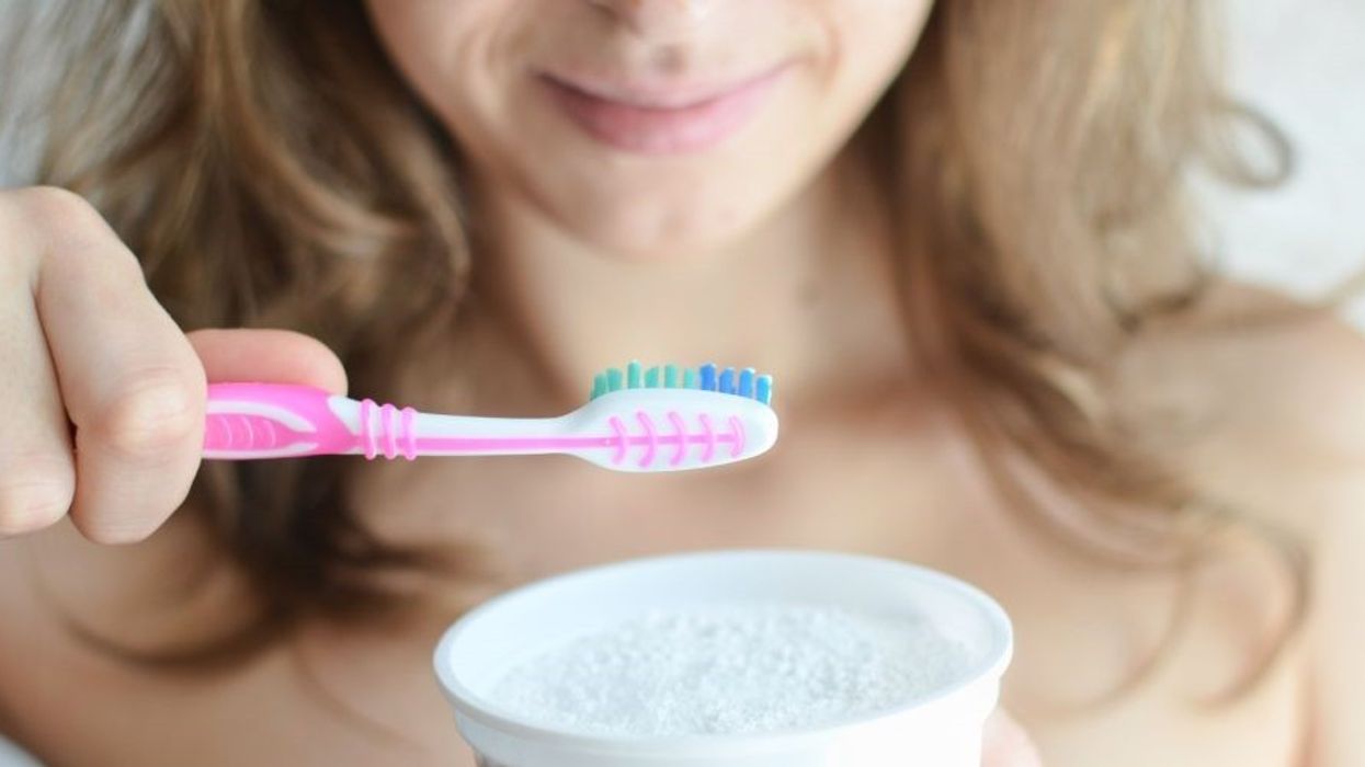 Si ta përdorni sodën e bikarbonit për trajtimin e afteve dhe gurëzve pa rreziqe