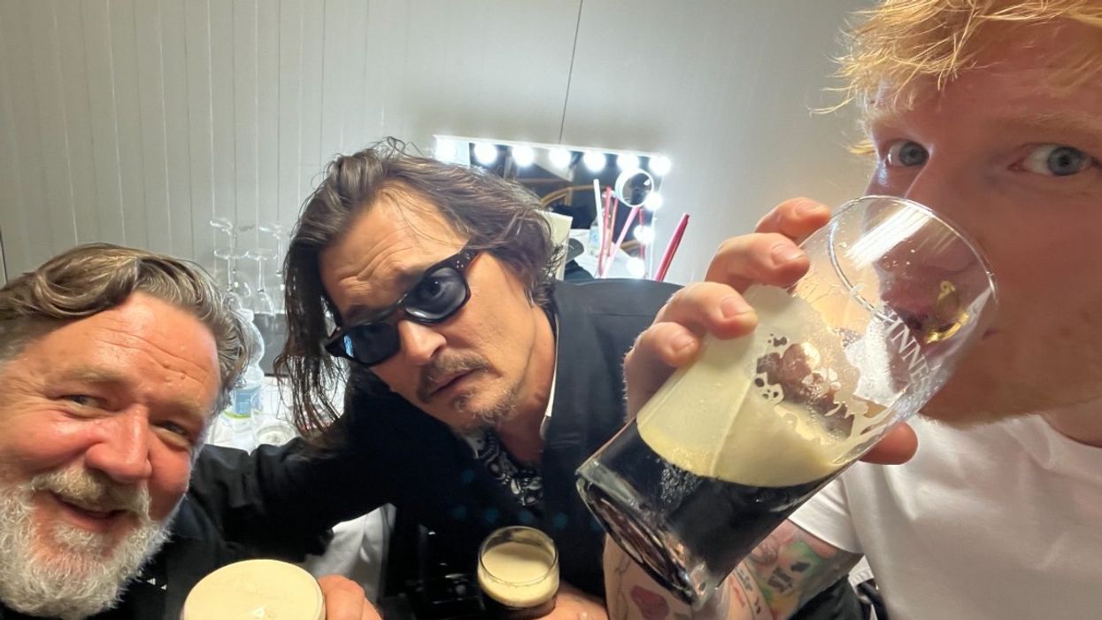 Pse një fotografi e këngëtarit Ed Sheeran publikuar krah Johnny Depp dhe Russell Crowe po vërshohet nga një valë kritikash në internet?