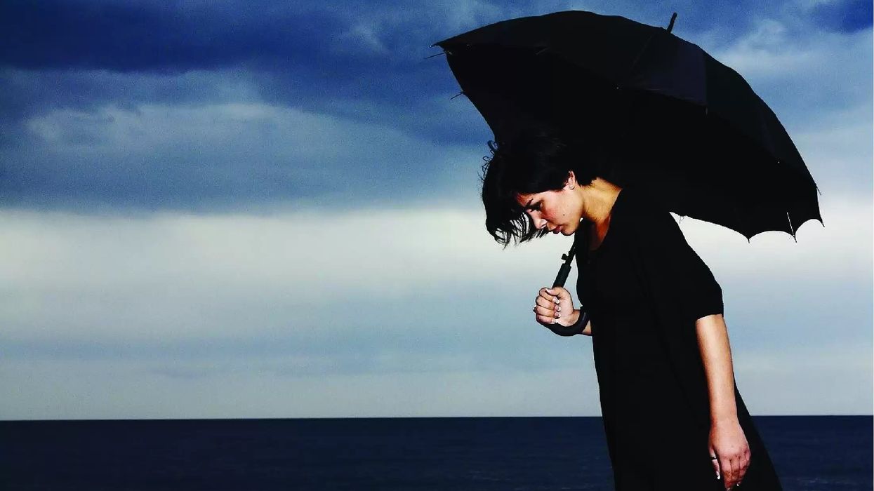 Kur qielli ndikon në mendje: Si ndryshimet e motit prekin humorin dhe shëndetin tonë