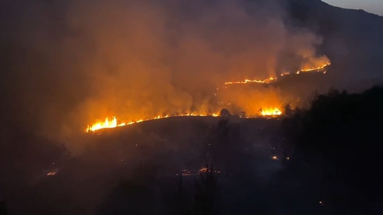 Zjarr i madh pranë uzinës së Poliçanit, flakët afër magazinave me lëndë plasëse
