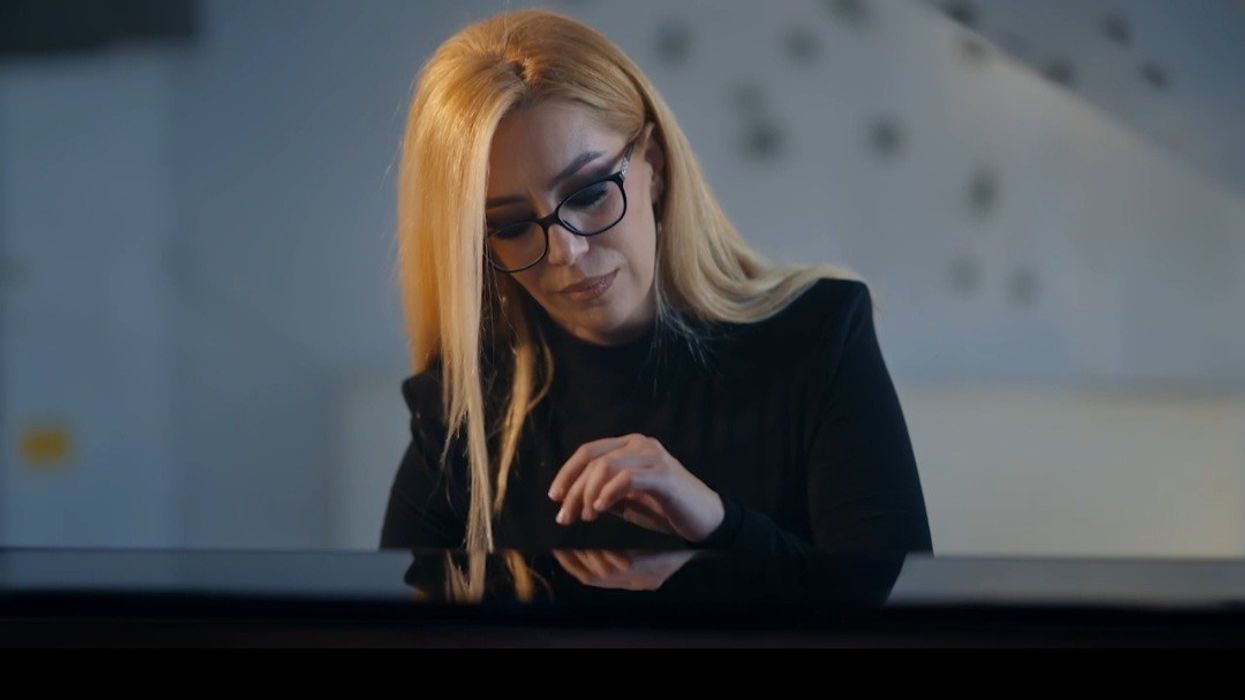 Elizabeta dhe Artemida Qarri sjellin një projekt të rrallë muzikor që ringjall trashëgiminë shqiptare në skenën ndërkombëtare