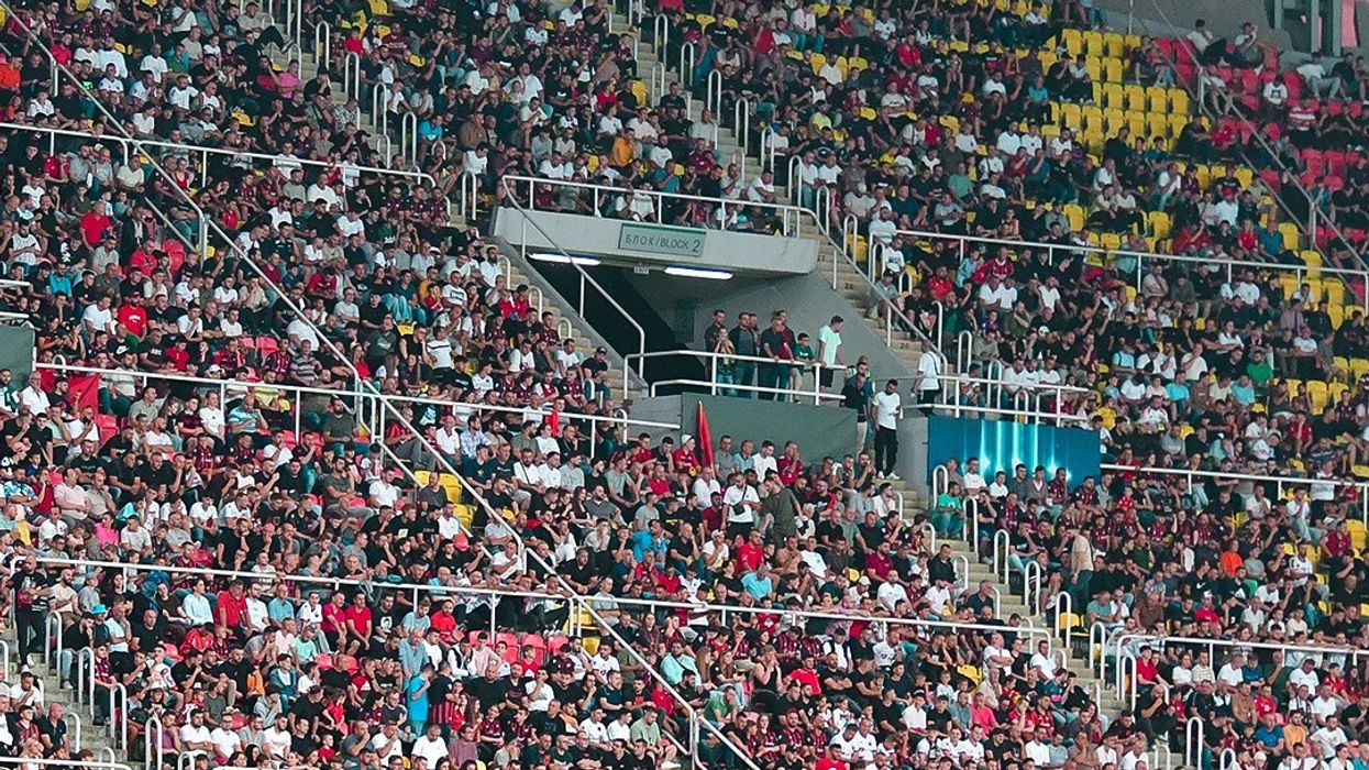 Shpalosi flamurin e Shqipërisë së Madhe në ndeshjen Shkëndija - Qarabag, Maqedonia e dënon dhe dëbon shtetasin gjerman