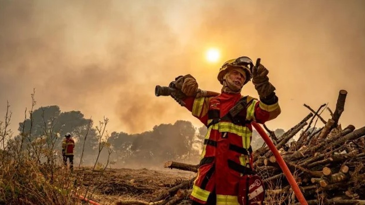 Franca përballet me zjarrin më të madh në dekada
