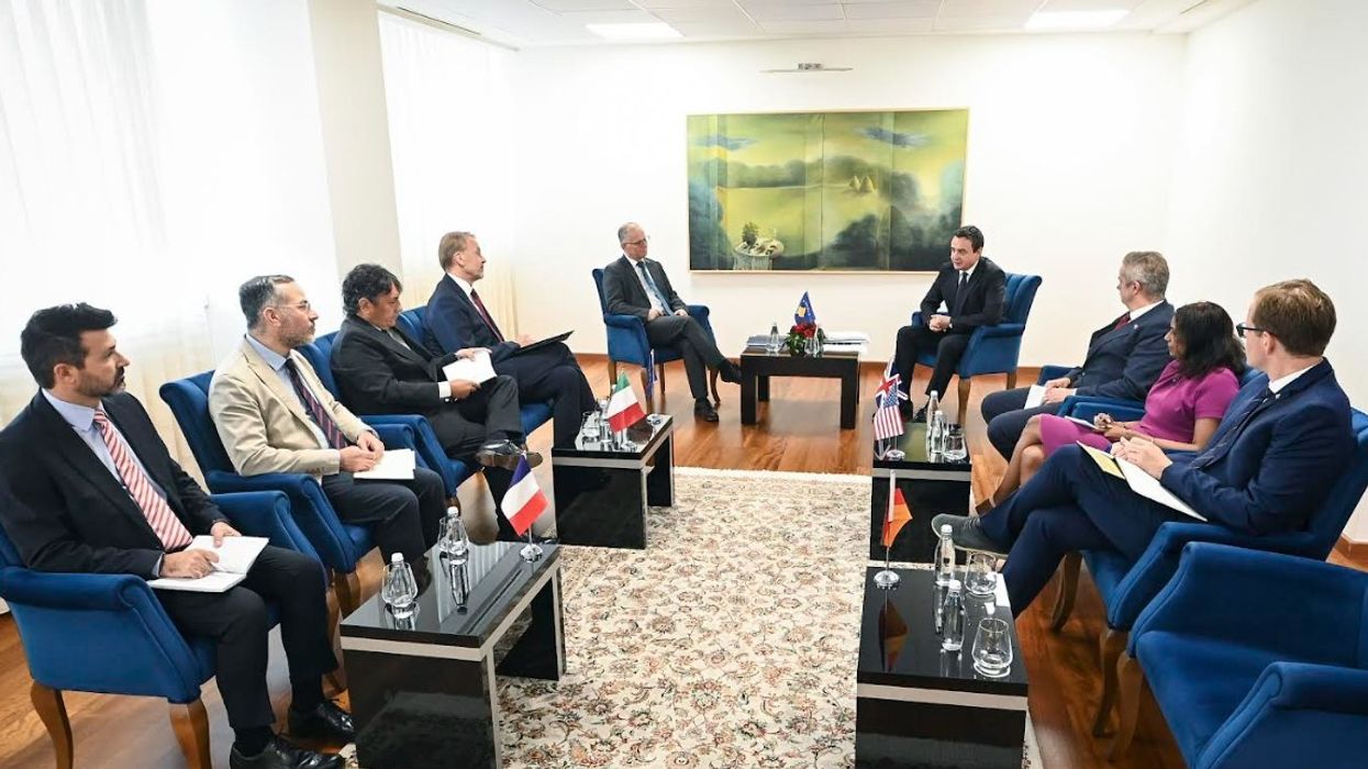 Kurti takoi ambasadorët e shteteve të QUINT-it dhe Shefin e Zyrës së BE-së, i njofton për zhvillimet e fundit në vend